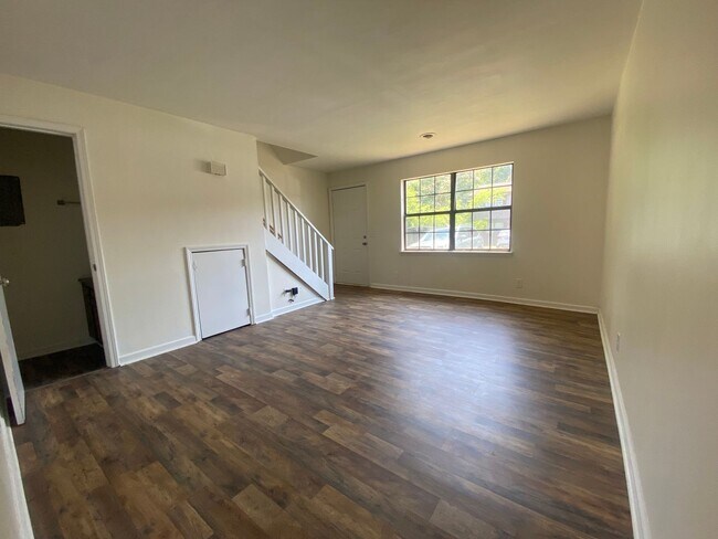 Foto del edificio - 2 Bedroom 1.5 Bath Apartment located in Jo...