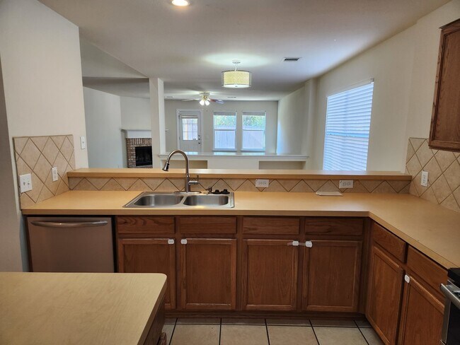 Foto del edificio - Huge 5 bedroom, just off 151/ Potranco road!