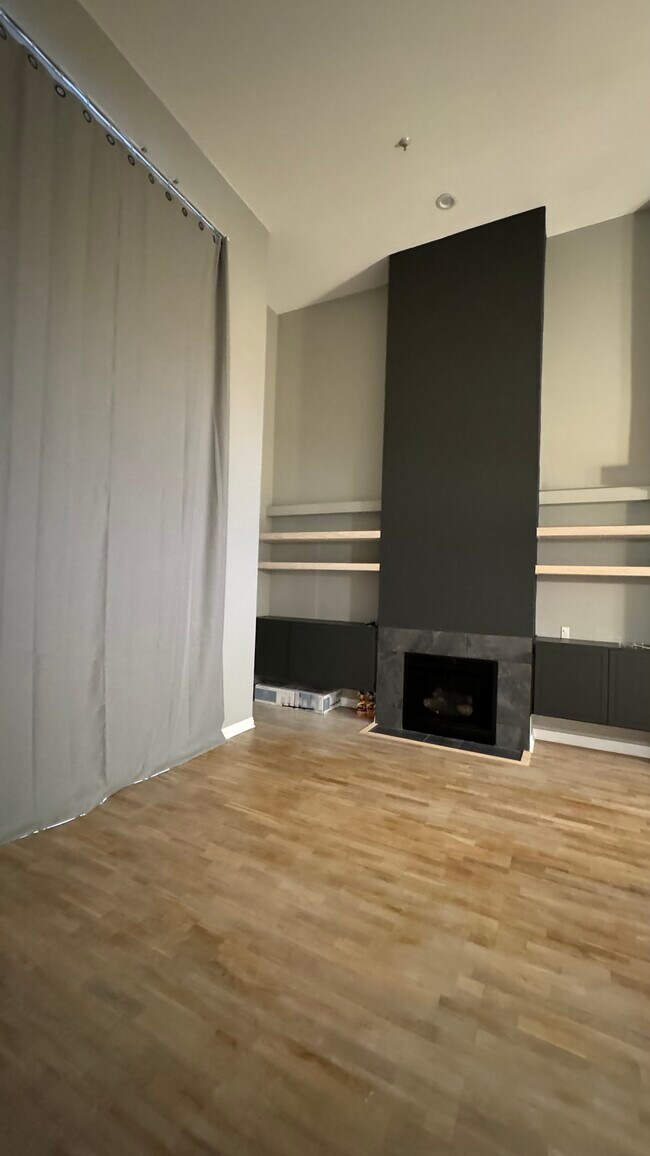Building Photo - 5604 Rhodes Ave