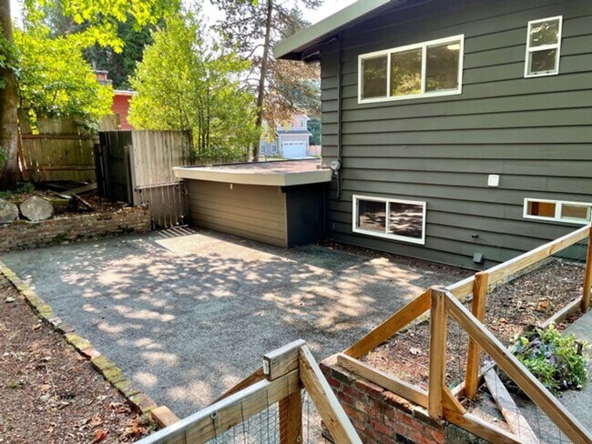 Foto del edificio - Charming 4 Bed 2 Bath Tri-level in Eastgate, Bellevue