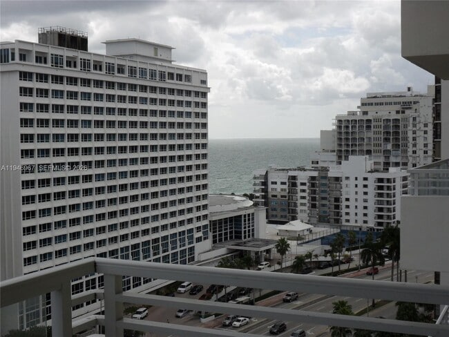 Foto del edificio - 5600 Collins Ave