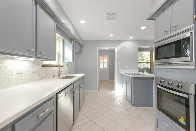 Building Photo - 7719 12 Fairway Ln