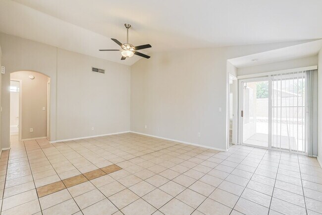 Foto del edificio - 5046 E Holmes Ave
