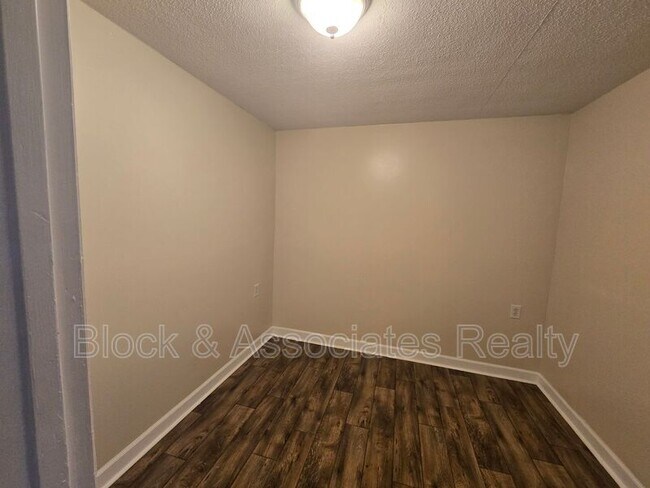 Foto del edificio - 213 Baker Rd