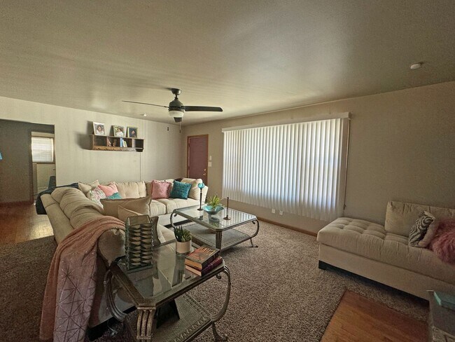 Foto del edificio - Spacious 3 Bedroom Home Available Early January!