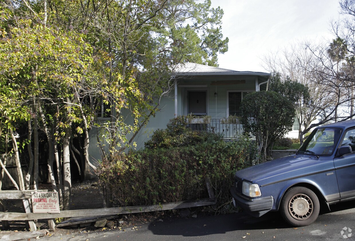 Building Photo - 920 Oak St
