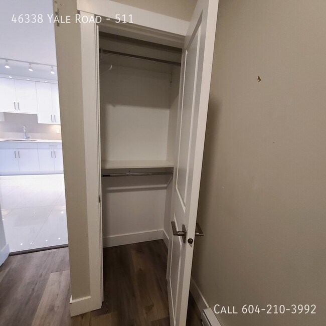 Photo du bâtiment - Corner Unit In Yaletown Living