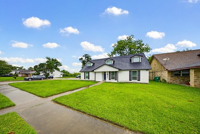 Building Photo - 6215 Great Oaks Dr