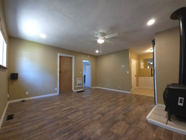 Building Photo - 2 Bed 1 Bath