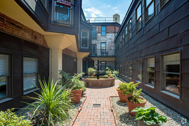 Pohlig Courtyard - Pohlig Box Factory Apartments