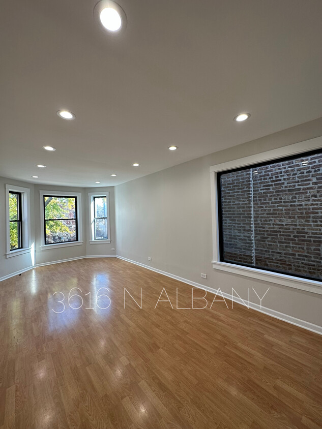 Foto principal - 3616 N Albany Ave