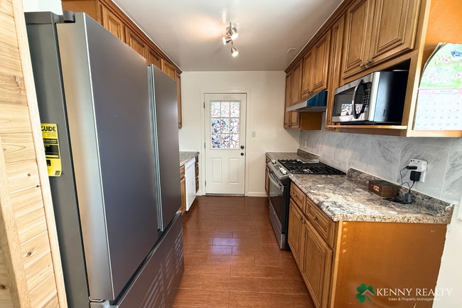 Foto del edificio - 3-Bedroom, 1-Bathroom Home with Large Yard & Garage in South San Francisco