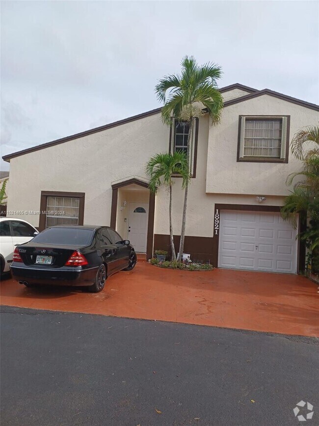 Country Lake Townhomes Apartments for Rent with Hardwood Floors