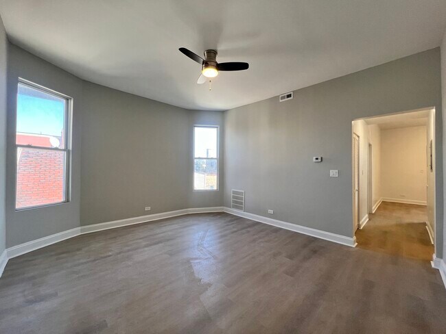 Building Photo - 2855 W Belmont Ave