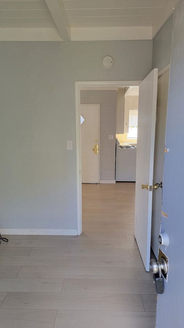 Foto del edificio - 1 Bedroom Duplex in Roseville Available Now