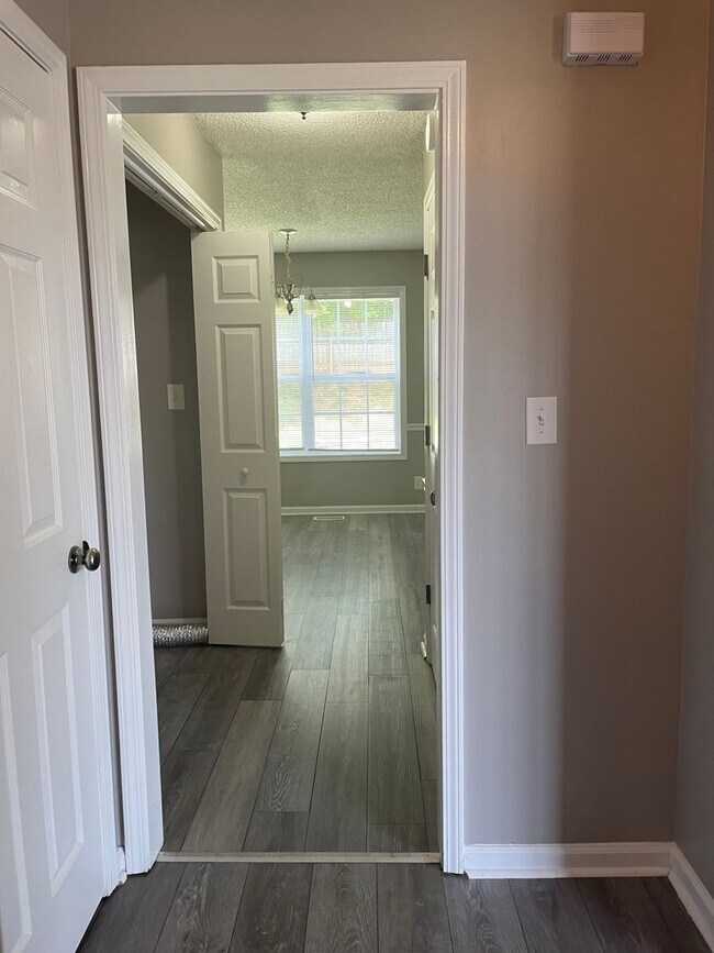 Building Photo - 3 Bedroom Near Fort Campbell with Large Fe...