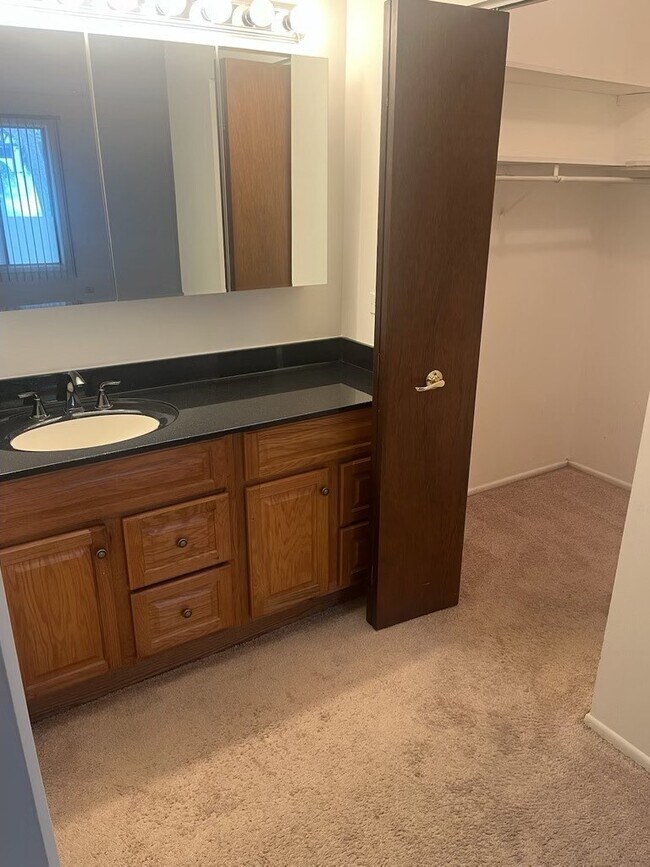 Foto del edificio - 8125 Willow Dr