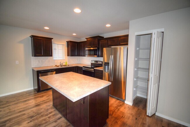 Building Photo - 6923 Sweetgum Ave NE
