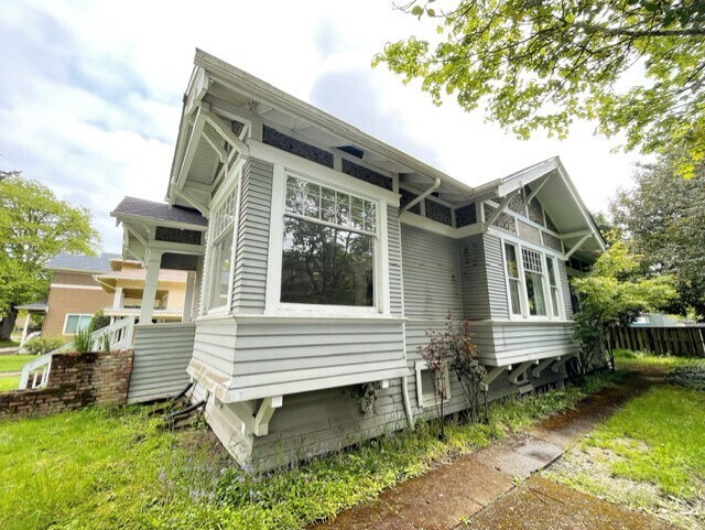 Building Photo - 421 NW 8th St