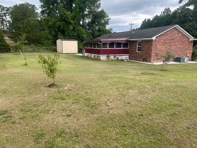 Building Photo - 2072 Hillcrest Ave