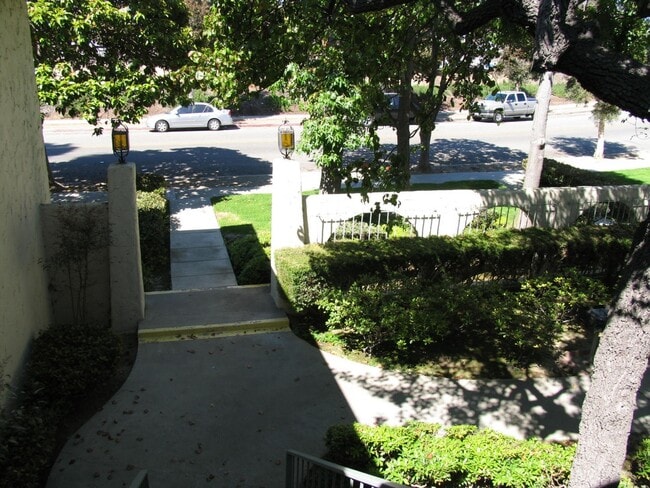 Building Photo - Spacious 1 Bedroom 1 Bath Upstairs Unit Apartment