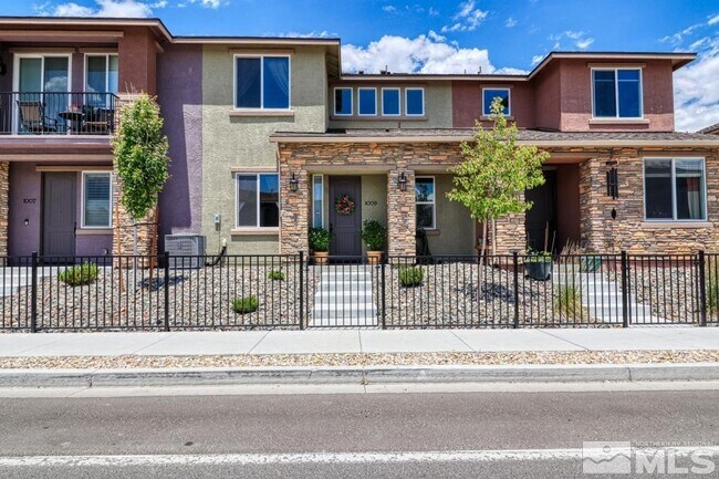 Foto del edificio - Townhome short drive to freeway. 3 bedroom 2 1/2 baths