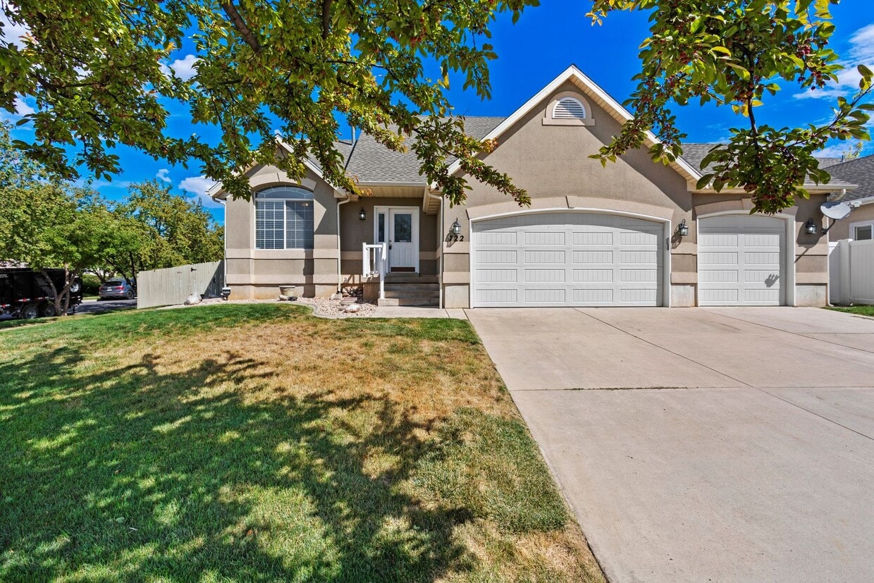 Primary Photo - Spacious 4 Bedroom 3 Bathroom Layton Home
