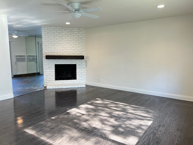 Building Photo - 1107 W Memory Ln