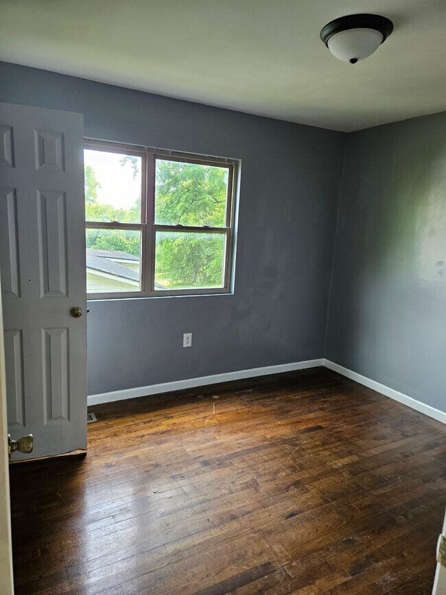 Foto del edificio - *Knoxville 37917 - FIVE bedroom, 2 bath newly remodeled home - Call Brad Croisdale (865) 805-9964