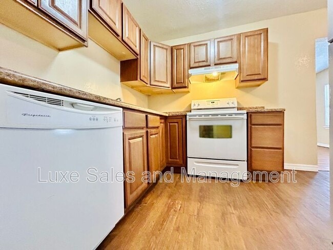 Building Photo - 421 E Showalter Dr