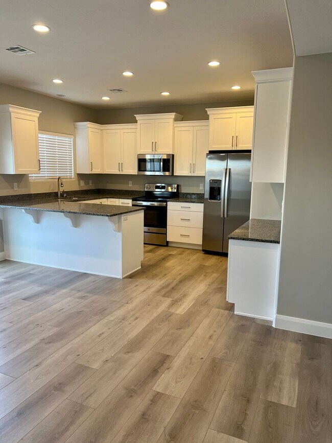 Foto del edificio - Beautiful newer 3 bedroom, 2.5 bathroom townhome! Amazing views!