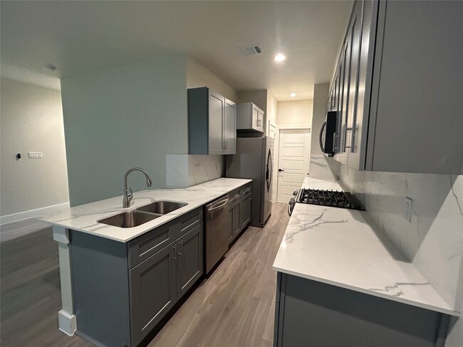 Foto del edificio - 5712 Harbrook Dr