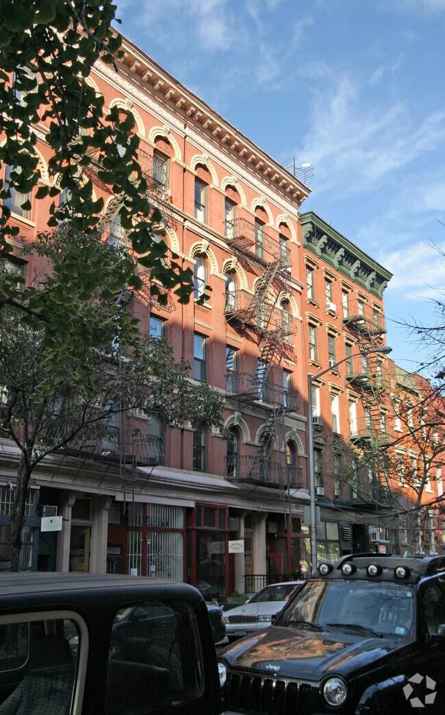 Foto del edificio - 321 W 11th St