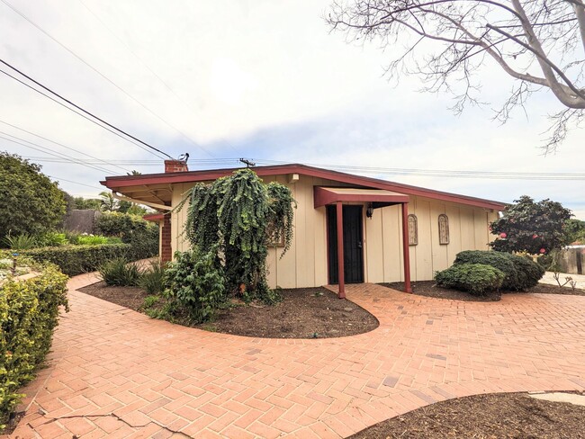 Building Photo - Lovely Ranch Style Home in Vista!