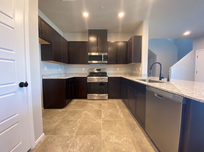 Foto del edificio - AMAZING GATED 3 BED 2.5 BATH 2 CAR GARAGE !