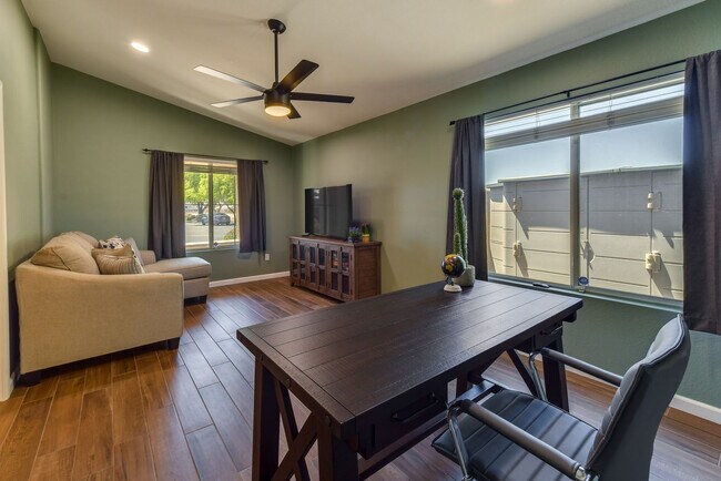 Foto del edificio - 2730 E Terrace Ave