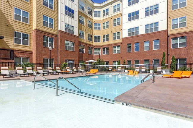 Piscina - Campus View Apartments-Per Bed Leases