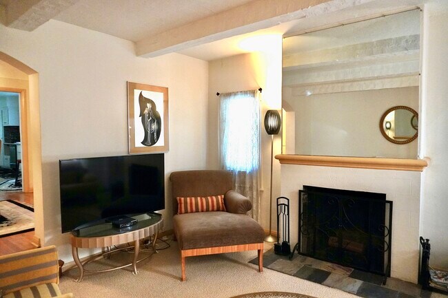 Espacio de estar abierto con Smart TV - 1224 S Longwood Ave