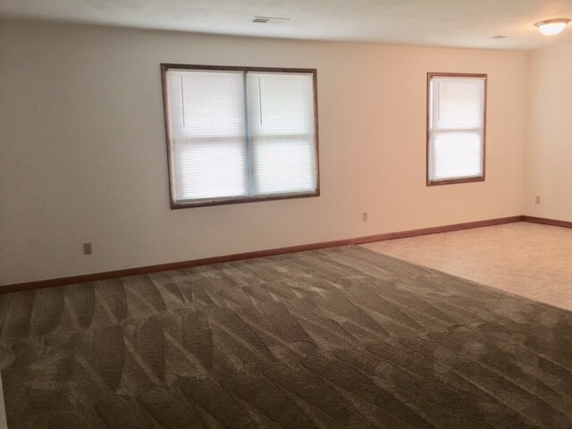 Building Photo - 532 Circle Pine Dr