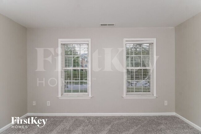 Foto del edificio - 6590 Lake Dale Way