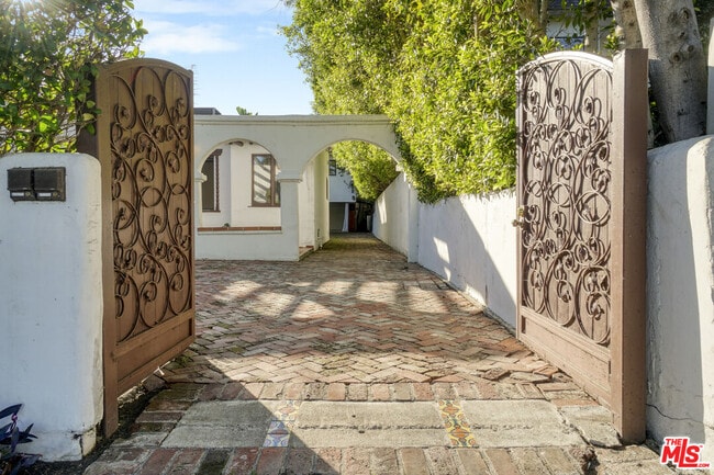 Building Photo - 449 N Sweetzer Ave