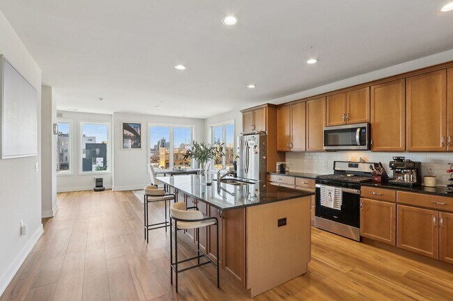 Foto del edificio - Gorgeous 3BD/2.5BA Waterfront Townhome!