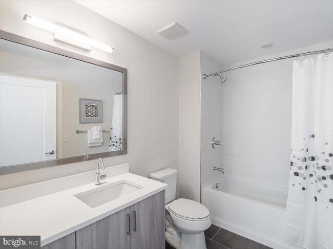 Foto del edificio - 4901 Montgomery Ln