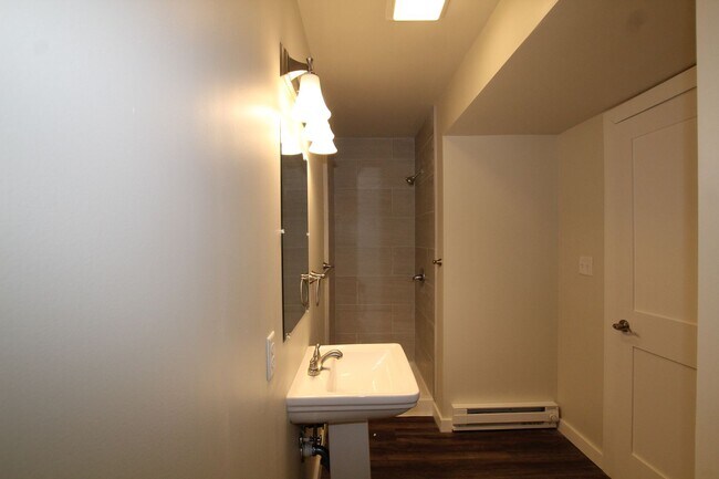 Foto del edificio - Beautifully remodeled and completed 1 bedroom apartment. FREE MONTH OF RENT!*