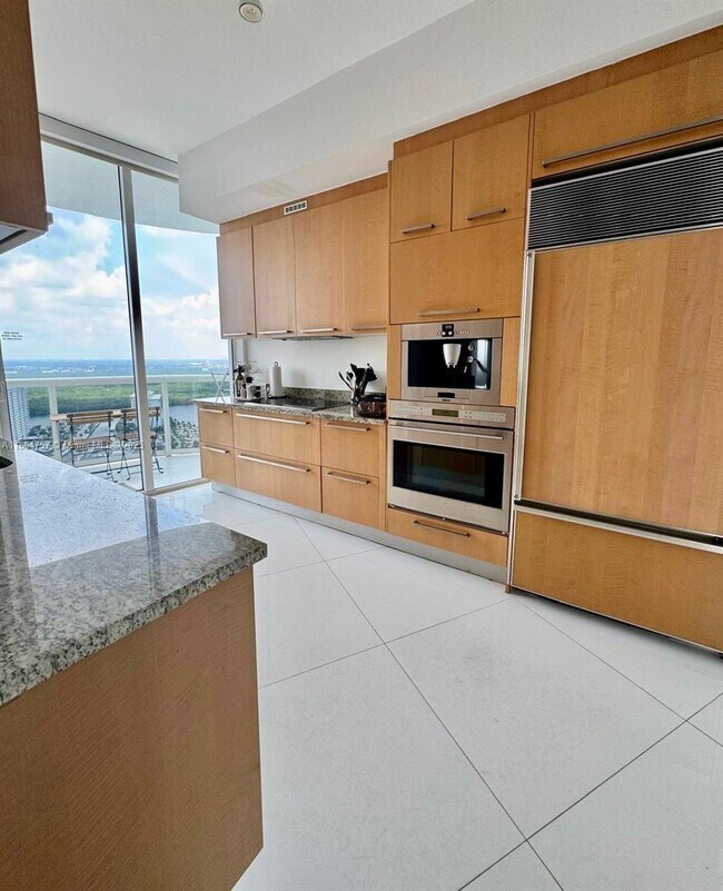 Building Photo - 15901 Collins Ave