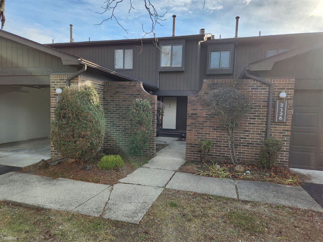 Primary Photo - 3 br, 2.5 bath Condo - 2530 Traver Blvd