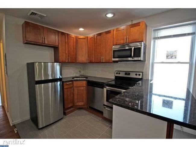 Building Photo - 2 br, 1 bath Triplex - 211 S 45th St #3