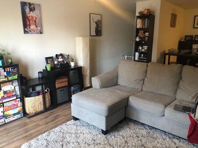 Capacidad para tres personas sentadas - 6815 N Sheridan Rd