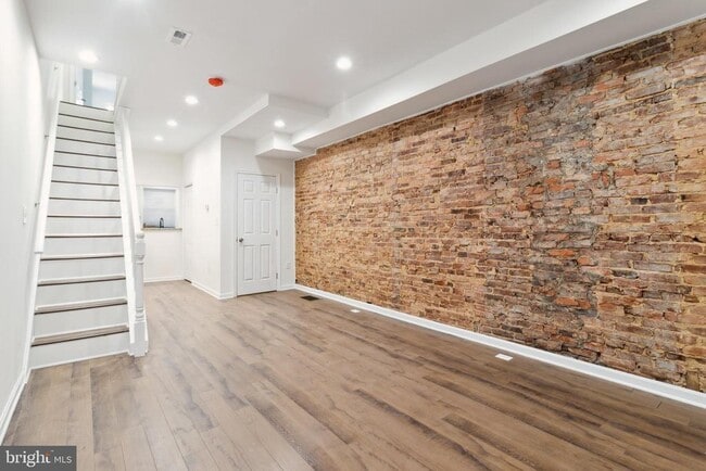 Building Photo - 912 N Milton Ave