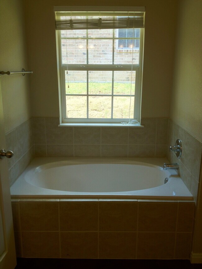 Foto del edificio - 201 Chapel Trail Cir